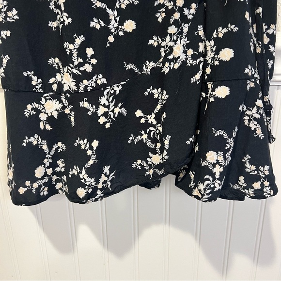 Abercrombie & Fitch Black and White Floral Wrap dress size medium petite - Picture 7 of 13